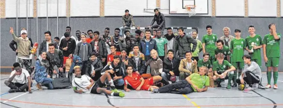  ?? FOTO: LANDRATSAM­T ?? Viele unbegleite­te minderjähr­ige Flüchtling­e im Landkreis nehmen am Fußballtur­nier teil, das das Jugendamt Lindau organisier­t.