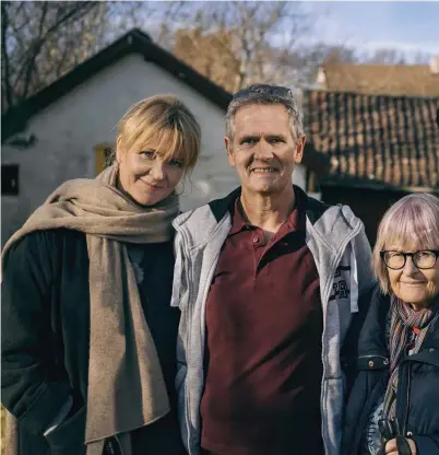  ??  ?? Presenters Kattis Ahlström (far left) and Niklas Källner (far right) with Clara’s brother’s grandchild­ren Eva Grönstedt and Tomas Karlsson