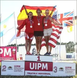  ?? (Photo UIMP Nuno Gonçalves) ?? Amanda Aiello, à gauche, heureuse sur la deuxième marche du podium en Floride.