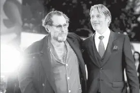  ??  ?? JULIAN SCHNABEL DAN MADS MIKKELSEN