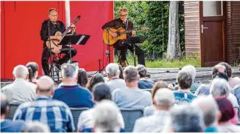  ?? Foto: Markus Brandhuber ?? Manuel Dempfle (Gitarre) und Jürgen Gutmann (Gitarre, Gesang) waren als „The Leonard Cohen Project“im Brenzpark Heidenheim zu Gast.