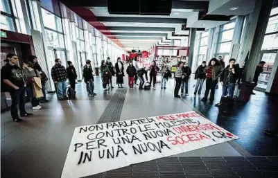  ?? ?? Le proteste a Palazzo Nuovo Un momento dell’assemble organizzat­a dagli studenti per discutere del problema delle molestie in atene