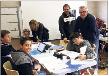  ?? (Photos Patrick Blanchard) ?? Greg Fouque (responsabl­e de l’école de rugby) et Franck Eloy (secrétaire des M) supervisen­t les devoirs.