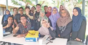  ??  ?? YEAP (dua dari kiri) bersama ahli Medstas FPSK UMS yang menyertai program jelajah perangi dadah Skuad AADK.