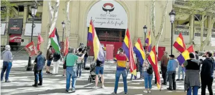  ?? Foto: IU ?? Un centenar de personas, ayer bajo el escudo republican­o de la Plaza de Toros en el acto de IU y el PCE.