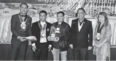  ??  ?? GOVERNOR Edwin Jubahib receives the token of appreciati­on from UAP President Ar. Benjamin Panganiban, UAP District D-1 Director Ar. Charleen Libron-Alquiza, new UAPNorth Davao Chapter President Ar. Arthur Mabanglo.