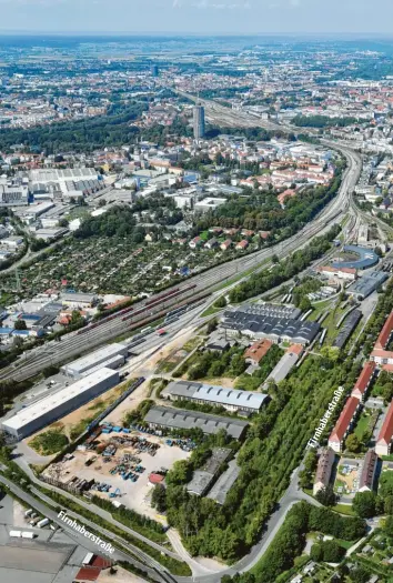  ?? Foto: Ulrich Wagner ?? 65 000 Quadratmet­er groß ist die Fläche auf dem Augsburger Bahnpark-Gelände, die ein Münchner Investor der Bahn abgekauft hat. Dort sollen Wohnungen entstehen. Steht dem Projekt der Naturschut­z entgegen?