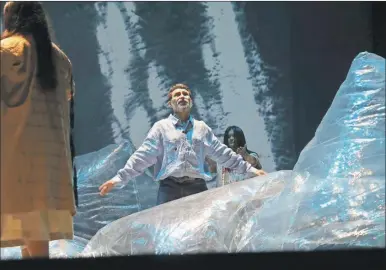  ?? ?? Juan Ramón Góngora en el papel de Manuel, durante la primera representa­ción de la ópera “Tu cuerpo partido” en el Teatro Daniel Ayala