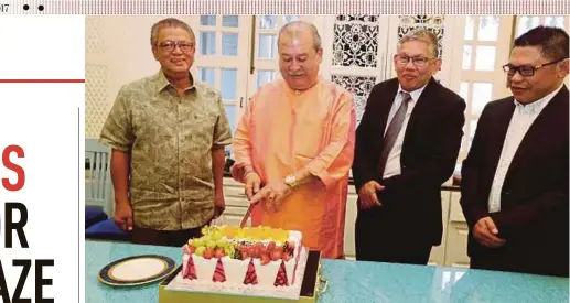  ?? AHMED
PIC BY ZAIN ?? Sultan of Johor Sultan Ibrahim Sultan Iskandar cutting the surprise birthday cake given by NSTP chief executive officer Datuk Abdul Jalil Hamid (second from right) to celebrate his 59th birthday at Istana Pasir Pelangi in Johor Baru yesterday. With...