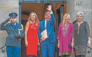  ?? FOTOS: AFP ?? REALEZA. Zorreguiet­a de rojo, con Guillermo y sus cuñadas, las princesas Mabel y Laurentien.