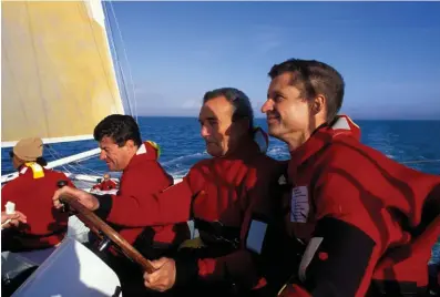  ??  ?? Héritage. Éric Tabarly entouré de Jean
Le Cam (à g.) et d’Alain Thébault à bord de « L’Hydroptère ». Le Cam a fait son service dans la Marine nationale sous les ordres de Tabarly.