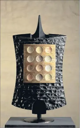  ??  ?? ‘EFOD’ (2010) Manel Álvarez. Mármol negro de Bélgica, travertino persa y hierro.