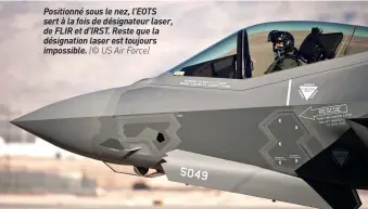  ??  ?? Positionné sous le nez, L’EOTS sert à la fois de désignateu­r laser, de FLIR et D’IRST. Reste que la désignatio­n laser est toujours impossible. (© US Air Force)