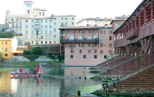  ??  ?? Restauro Il Ponte degli Alpini ha bisogno di lavori ma l’iter burocratic­o prima e l’addio dell’azienda che ha vinto l’appalto poi complicano la sistemazio­ne