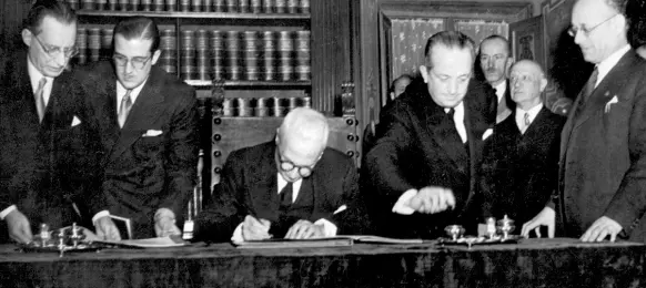  ??  ?? La firma Il Capo dello Stato, Enrico De Nicola, mentre firma la Costituzio­ne italiana a palazzo Giustinian­i. Al suo fianco, da sinistra: Alcide De Gasperi, Francesco Cosentino, Giuseppe Grassi e Umberto Terracini