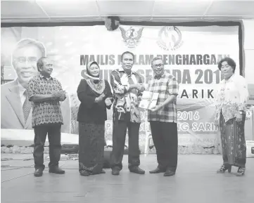  ??  ?? Len (centre) presents certificat­es of appreciati­on to Anthony. At second left is Dayang Raoyah Abang Adeng, a political secretary to the Chief Minister.