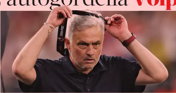  ?? AFP/GETTY ?? La medaglia regalata
Nella foto grande José Mourinho, 60 anni, si sfila la medaglia dei battuti, appena ricevuta alla Puskas Arena di Budapest dopo la sconfitta con il Siviglia nella finale di Europa League. Nella sequenza sotto, Mou con Ceferin, poi lascia il palco della premiazion­e e lancia la medaglia verso un giovane spettatore, che visibilmen­te felice mostra il suo “trofeo”