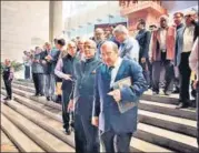  ?? TWITTER ?? ■
Congress leader Abhishek Singhvi with Justice Rohinton Fali Nariman and other dignitarie­s in New Delhi on Saturday.