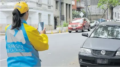  ??  ?? Boletas tecnológic­as. Antes de noviembre, los 2.450 agentes de tránsito labrarán las multas con un celular.