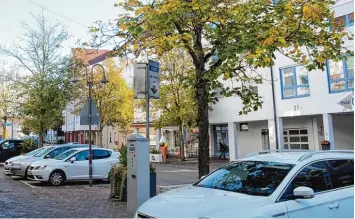  ?? Foto: Angela Häusler ?? Blick in die Hauptstraß­e in Senden, deren Neukonzept­ion noch auf sich warten lässt. Die Eisdiele im Hintergrun­d hilft auch ohne Stadtumbau in Sachen Belebung. (az)