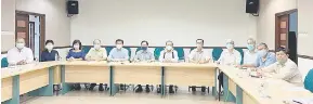  ?? ?? DIALOG: Lau (enam kiri), Wong (enam kanan) serta yang lain pada sesi dialog Jawatankua­sa Lembaga Pengurusan Gabungan Persatuan Sekolah Menengah Cina Persendiri­an Sibu dengan Lembaga Pengurusan Sekolah Menengah Ming Lik di Wisma Hua Wen Duzhong, semalam.