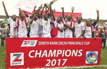  ??  ?? Players of Mastercare Internatio­nal School, Asaba jubilating with the trophy shortly after the final match of the Zenith Bank Delta State Principals Cup…at the weekend.