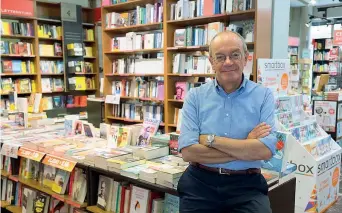  ??  ?? Luca Nicolini nella sua libreria Nautilus di Mantova: un anno fa ne aveva lasciato la guida alla giovane Ilaria Beccari