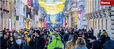  ?? (Ansa) ?? Roma
Via del Corso Tantissime persone ieri hanno affollato le vie del centro della Capitale per passeggiar­e e fare acquisti: sia via del Corso sia piazza Navona sono state chiuse parzialmen­te per far defluire i pedoni