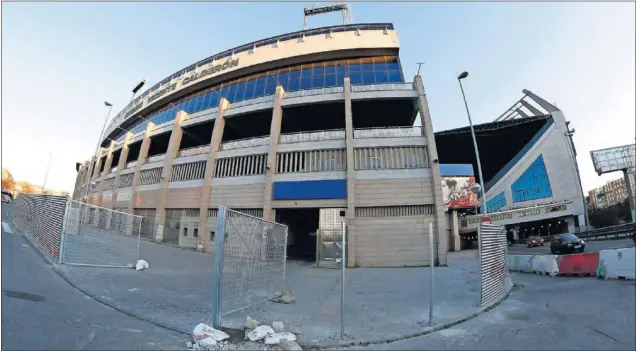  ??  ?? ADIÓS CALDERÓN, ADIÓS. Imagen del viejo campo del Atlético ayer, cuando comenzaron de manera oficial las obras de demolición: lo primero, finalizar el vallado del perímetro.