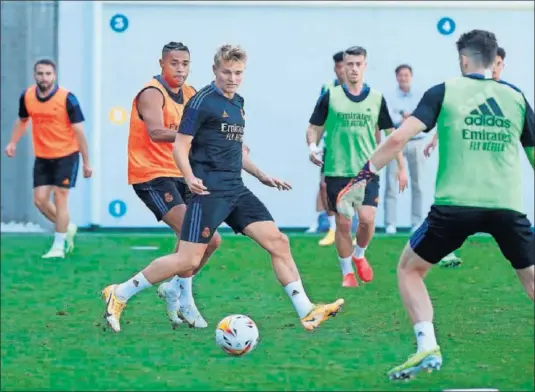  ??  ?? Odegaard recibe la presión de Mariano en un entrenamie­nto de esta pretempora­da en Valdebebas.