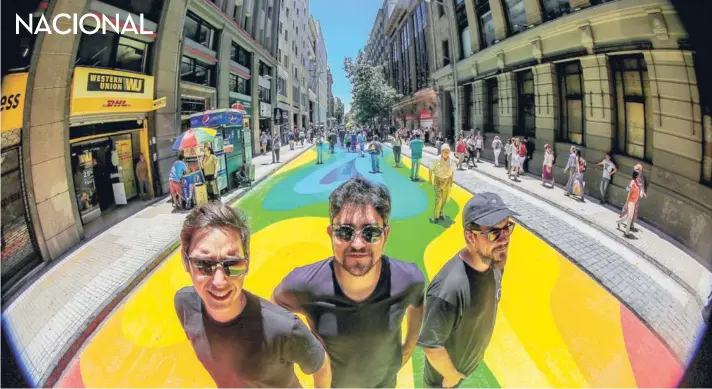  ??  ?? ► Los creadores del mural de la calle Bandera son (de izquierda a derecha) Dasic Fernández, Juan Carlos López y Esteban Barrera, del Estudio Victoria.