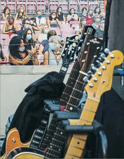  ?? ÀLEX GARCIA ?? Una imagen del público, anoche, en el concierto de Sopa de Cabra en el Camp Nou