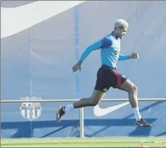  ?? Fotos: pep morata ?? La plantilla del Barça realizó ayer un amistoso en la Ciutat esportiva de sant Joan Despí pensando ya en el derbi del próximo día 31. araujo ultima su puesta a punto tras casi tres meses de lesión