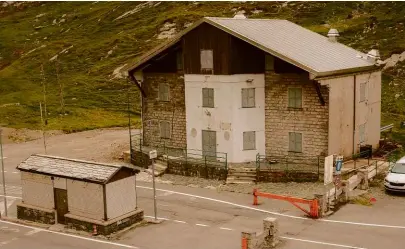  ?? ?? Right: An abandoned border checkpoint between Italy and Switzerlan­d guards the climb’s summit
Below: Approachin­g the Lago di Montesplug­a and relishing the flat 2km of road along its shoreline