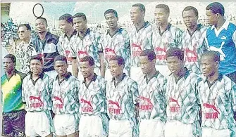  ?? (Courtesy pic) ?? BACK IN THE DAY: Simon ‘Harare’ Tfwala (4th L) squating with his Mbabane Highlander­s teammates in this undated pictures.