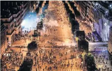  ??  ?? Un cañón de agua dispersa a personas tras los enfrentami­entos en los Campos Elíseos, en las celebracio­nes de la final de la Copa del Mundo.