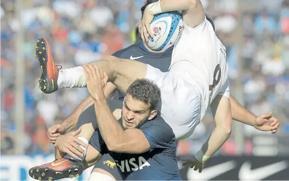 ?? AFP ?? En el aire. Ramiro Moyano frena con un tackle el intento de Lobhanidze. El próximo compromiso del equipo será el Rugby Championsh­ip.