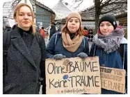  ??  ?? ZU DOMINANT finden die Klimaaktiv­istinnen Ricki Hogefeld, Franca Leutloff und Line Niedeggen (v. l.) Luisa Neubauers Rolle bei Fridays for Future