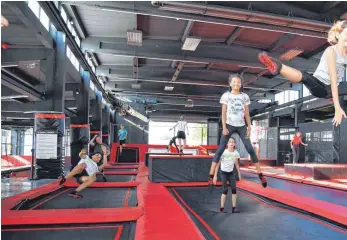  ?? FOTO: PRIVAT ?? Bis zu den ersten Sprüngen in der geplanten Trampolinh­alle neben dem Indoor-Spielplatz Happy Land in Bad Saulgau müssen sich Interessie­rte noch etwas gedulden. Die Baugenehmi­gung liegt noch nicht vor.