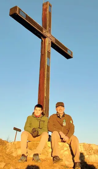  ??  ?? Appassiona­ti di montagna Matteo Dal Molin, neo diplomato, con il padre alpino