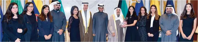  ??  ?? KUWAIT: His Highness the Amir Sheikh Sabah Al-Ahmad Al-Jaber Al-Sabah poses for a group picture with Amiri Diwan Advisor Dr Yousef Hamad Al-Ibrahim, Chief Executive Officer of Proteges organizati­on Shamlan Al-Bahr, and members of the organizati­on....