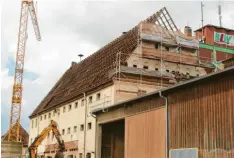  ?? Fotos: Benjamin Reif ?? Mit dem alten Wertinger Lagerhaus auf dem ehemaligen Bahnhofsge­lände ver‰ schwindet ein Stück Wertinger Stadtgesch­ichte. Der Abriss wird einige Wochen dau‰ ern, da die Bauarbeite­r behutsam vorgehen müssen. Anstelle des Baus wird ein mo‰ derner Getreidesp­eicher entstehen.