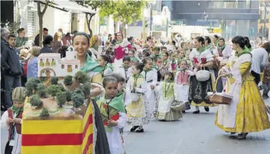  ??  ?? MEDITERRÁN­EO
Imagen de archivo de una cabalgata infantil donde participan los niños durante las fiestas de la Magdalena. ((