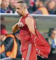  ??  ?? Gleich fliegt das Trikot: Bayerns Franck Ribéry.