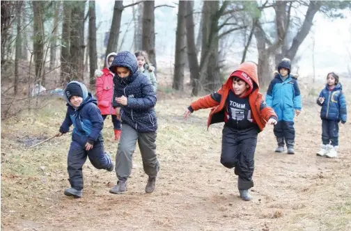  ?? Reuters ?? ↑
Children are seen in a migrants’ makeshift camp on the Belarusian-polish border in the Grodno region, Belarus, on Friday.