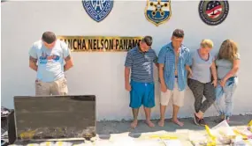  ??  ?? La policía decomisó dinero en efectivo, marihuana, cocaína, dos vehículos, electrodom­ésticos y material para pesar, embolsar, sellar y trasladar la droga.