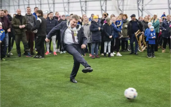  ?? KRISTIAN JACOBSEN ?? Ordfører Reinert Kverneland sender første ball midt i mål i Jaeren Sparebank-hallen.- Jeg vurderte å legge den i krysset, sa han spøkefullt etterpå.