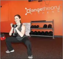  ?? PETE BANNAN-DIGITAL FIRST MEDIA ?? Alysha Parker, head trainer of Orangetheo­ry, demonstrat­es strength training. The new exercise facility has opened at Bradford Plaza.