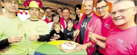  ?? BILD: PIET MEYER ?? Ein Festtag: Die CSD-Organisato­ren feierten das Abstimmung­sergebnis des Bundestage­s.