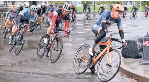  ?? FOTO: HORSTMÜLLE­R ?? Alles andere als eine leichte Aufgabe für die Radrennfah­rer: Kurvenfahr­ten auf der regennasse­n Königsalle­e.